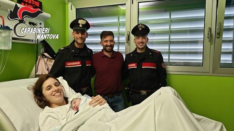 Mezzora da ostetrici per due carabinieri: «Un'emozione indescrivibile»