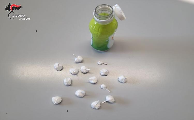 Lancia una bottiglia piena di dosi di cocaina dal finestrino: spacciatore incastrato