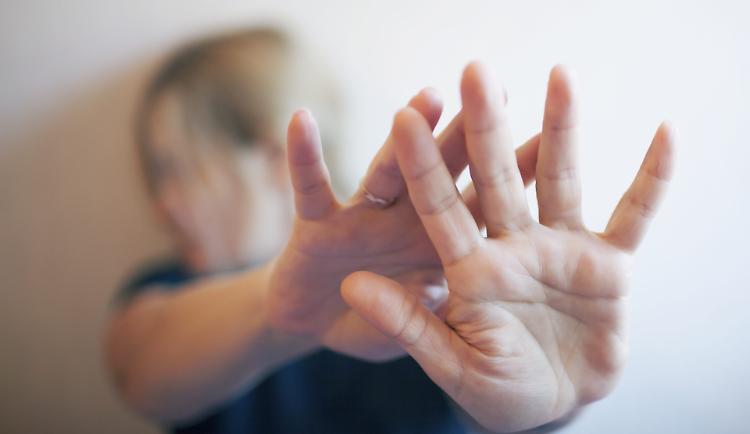 Maltrattamenti: chiesti 4 anni per l’ex marito. L’uomo si difende: «Io non l’ho mai picchiata»