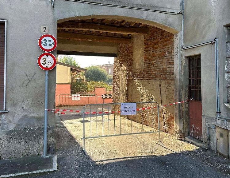 Cedimento strutturale in piazza Draghella: chiuso il passaggio porticato