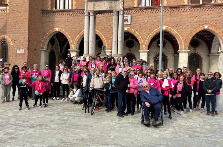 Camminata in rosa, centinaia di partecipanti per la salute femminile
