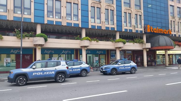 Trovato morto in un bagno del parcheggio del centro commerciale di via Dante