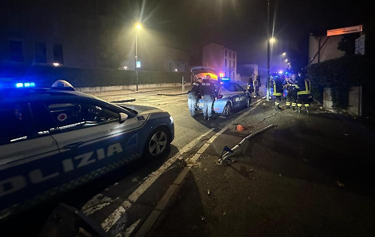 Vigili del fuoco e Polizia in azione in via Giordano
