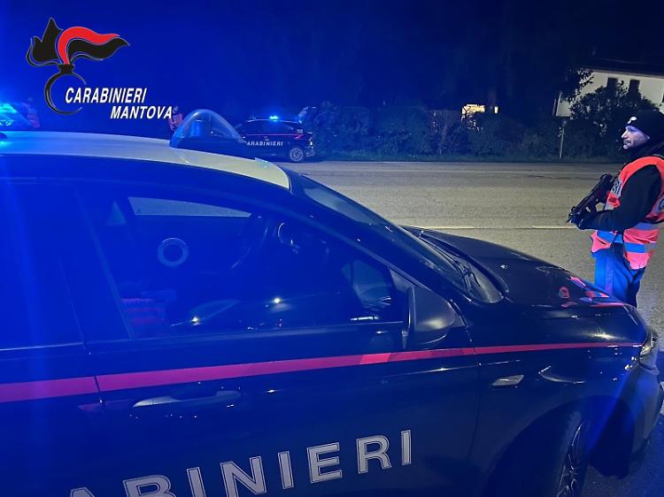 Ubriaco picchia la moglie davanti alla figlia e aggredisce i carabinieri: 41enne arrestato