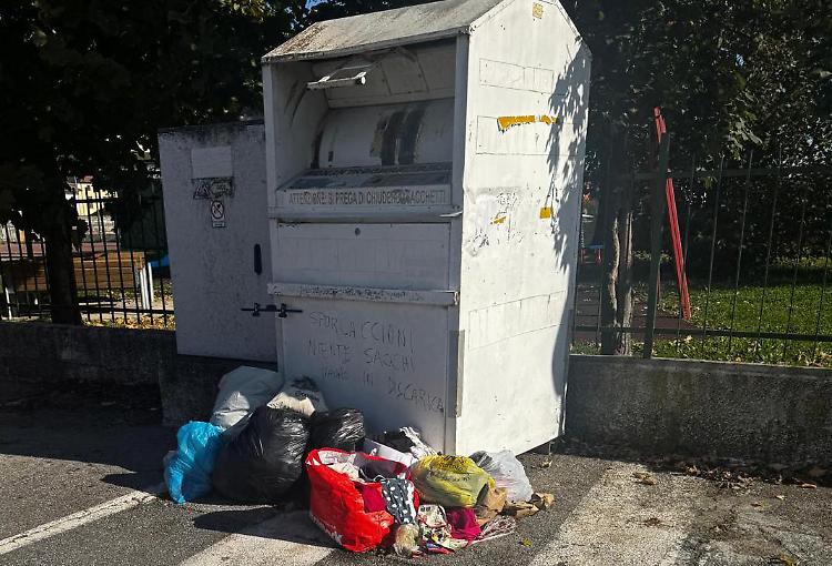 Vestiti abbandonati accanto al cassonetto: proteste dei residenti