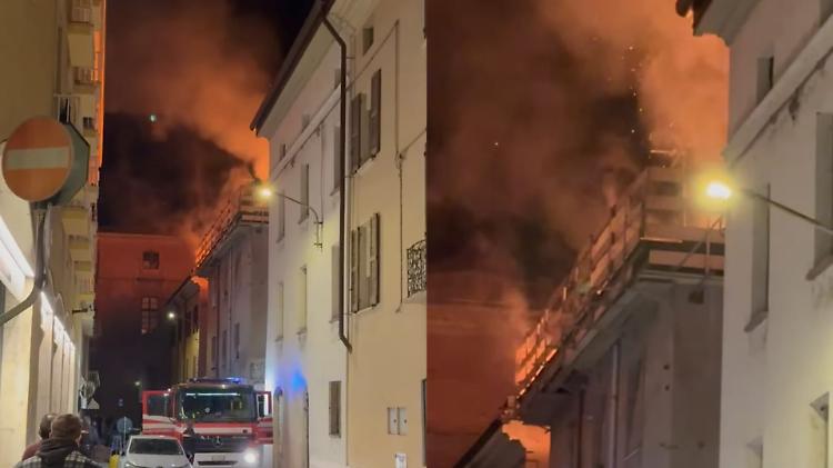 Paura nella notte, fiamme in un condominio del centro