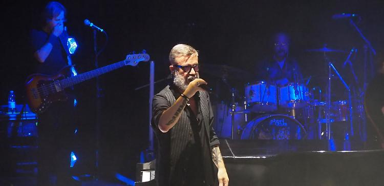 Marco Masini emoziona il Ponchielli: un viaggio tra ricordi, note e nuove speranze