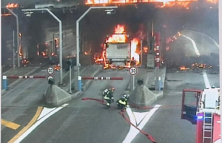 Fiamme al casello Brescia Sud sulla A21: rogo devasta la struttura