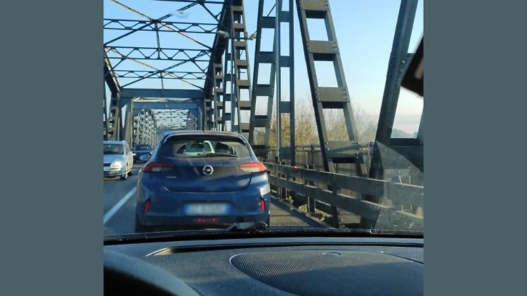 Schianto sul ponte sul Po: quattro feriti e traffico in tilt