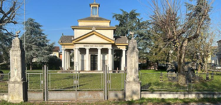 Violato il sacrario militare: danni