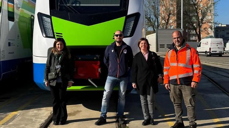 Treni con la livrea Milano-Cortina, gli assessori Pasquali e Zanacchi in visita all'impianto di Trenord