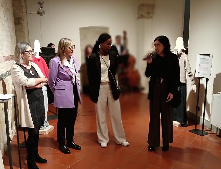 Abiti che raccontano la violenza: una mostra per spazzare via i cliché