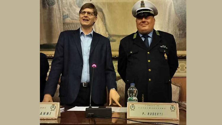 Dopo 43 anni di servizio, l’agente Luca Medoro saluta la divisa