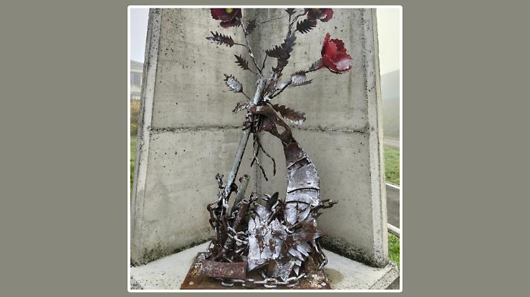 Danni al monumento: «Gesto vile»