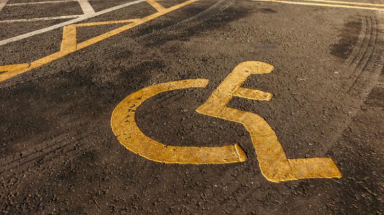 Disabilità e barriere: «Il Comune ci ignora»