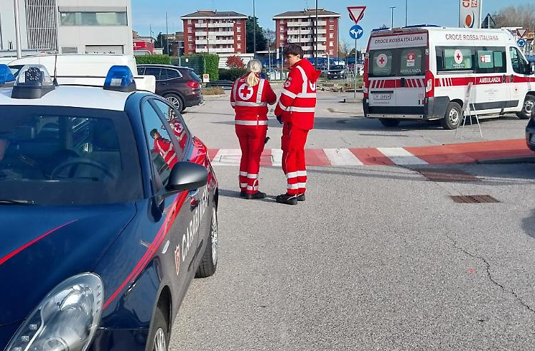 Filmata mentre si infuria, lei ruba il telefono e scappa