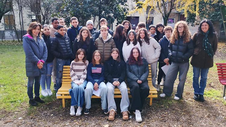 Alla media Campi una panchina gialla per dire 'No' al bullismo