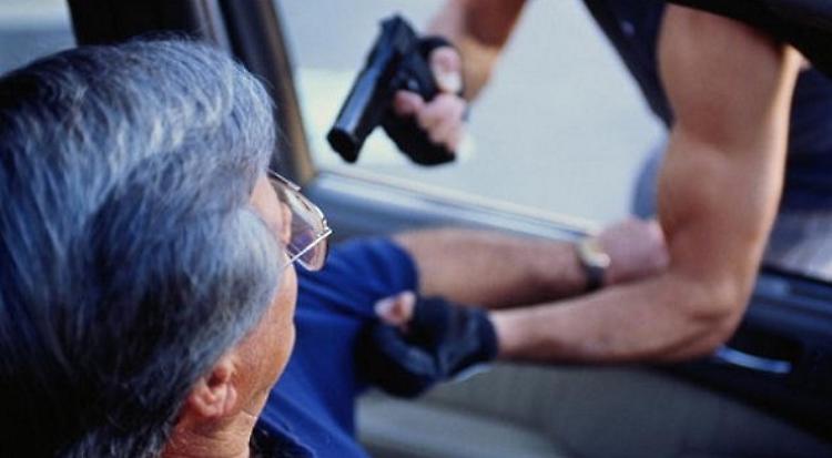 Punta pistola alla gola del vicino 