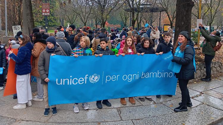 Cremona si colora di sorrisi: mille bambini in marcia per i loro diritti