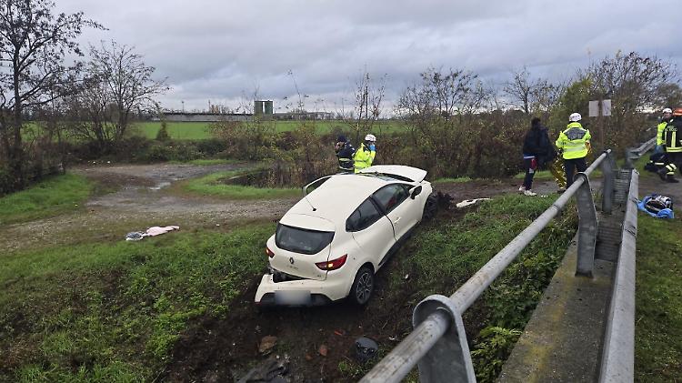 Auto fuori strada sei feriti, tra cui tre bambini