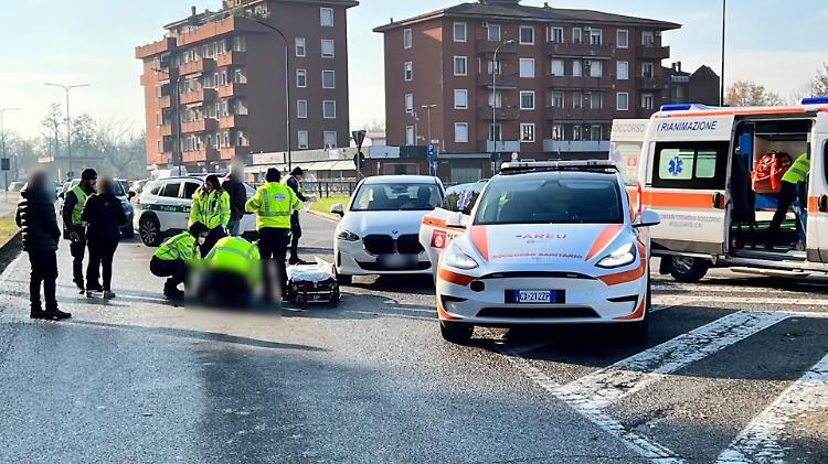 Moto contro palo in un incrocio critico: giovane ferito