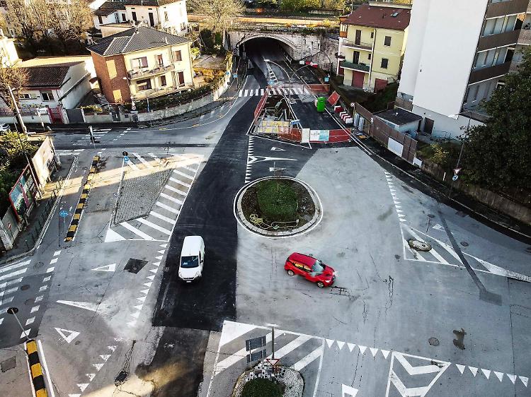In via Bergamo la rotatoria è ripartita