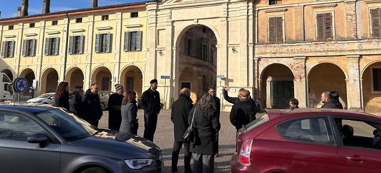 Paese e campagna si trasformano in un set