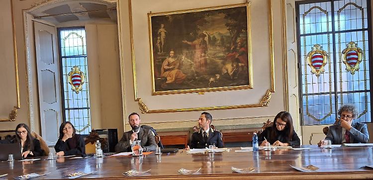 Come proteggere gli anziani dalle truffe: i dati di un’indagine sulla vulnerabilità