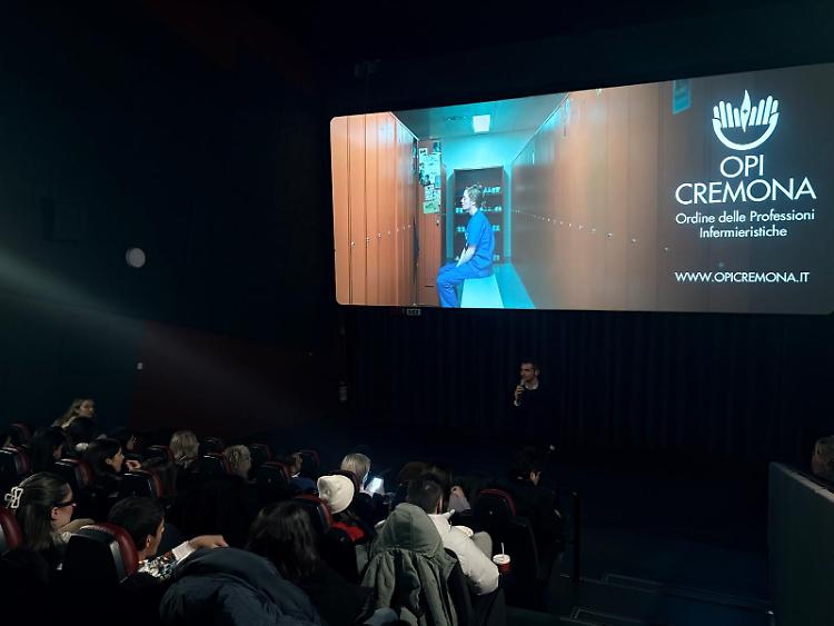 Infermieri sotto i riflettori: un film racconta dedizione e umanità