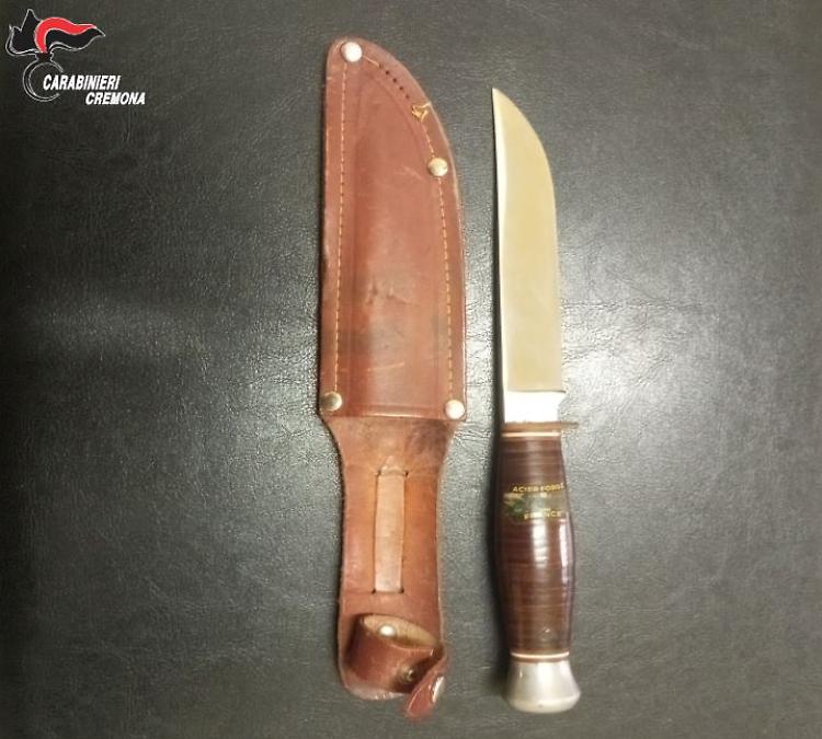 In auto con un coltello, 55enne denunciato