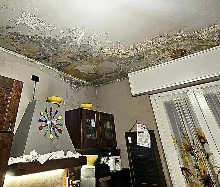 Nella ‘casa colabrodo’ ora crolla il soffitto
