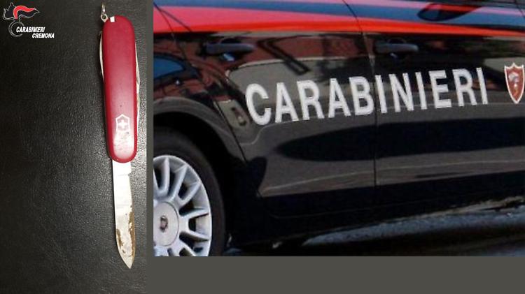 Coltello e droga scoperti durante un controllo