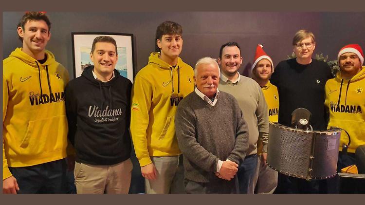 Sindaci e rugbisti uniti in studio per la canzone di Natale