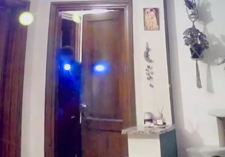Ha filmato il ladro mentre apre la porta del soggiorno: blitz in più villette