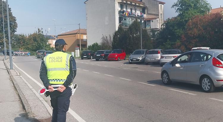 Via Sesto: centinaia di no, il senso unico non tornerà