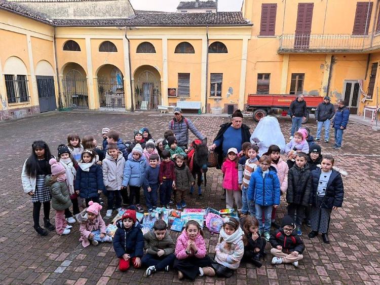La magia di Santa Lucia accende la solidarietà: bambini protagonisti di un gesto speciale