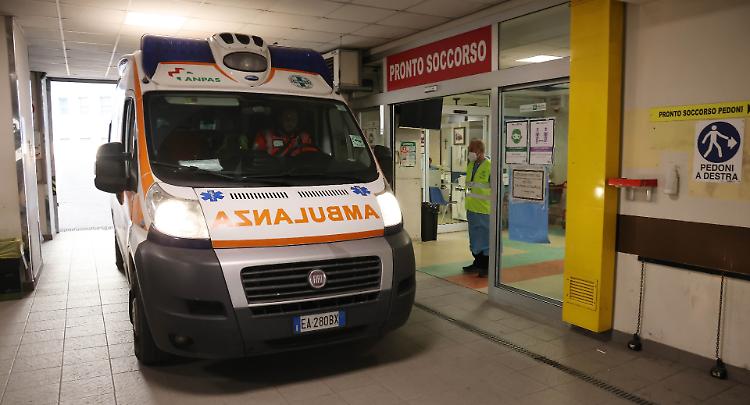 Pulisce la  pistola e spara: la moglie ferita, è grave