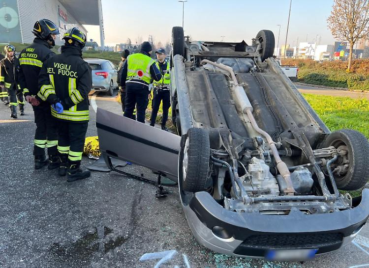 Tragico incidente alla rotatoria: muore una donna di 76 anni