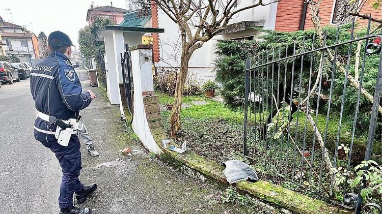 Sfonda la recensione di una villetta e scappa, poi torna convinta dal marito