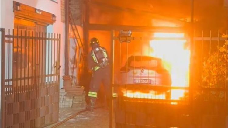 Auto a fuoco in un cortile, paura in via dei Runchei