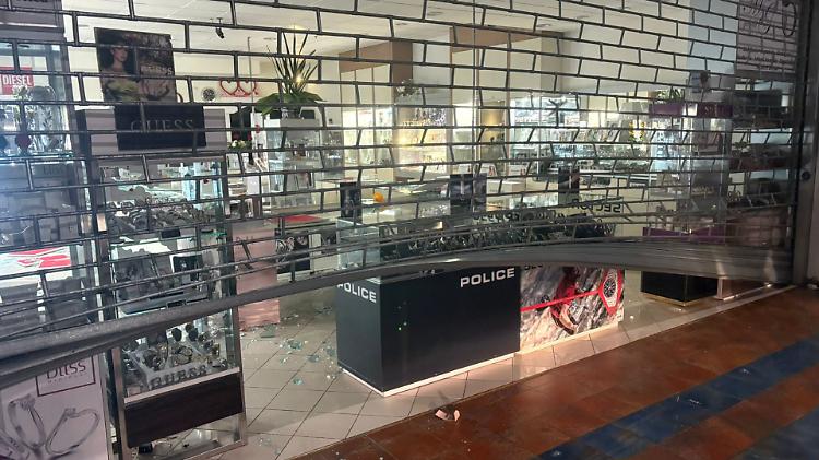 Colpo da film nel centro commerciale: ladri sfondano la gioielleria con un&rsquo;auto