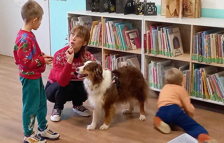 Biblioteca, la magia della lettura con il cane Shira