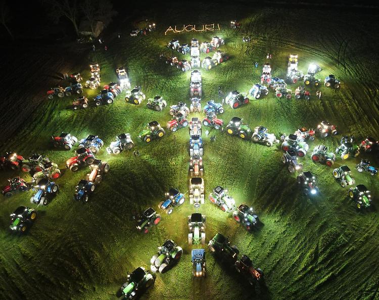 Gli auguri di cento trattori e un Fiocco di neve...
