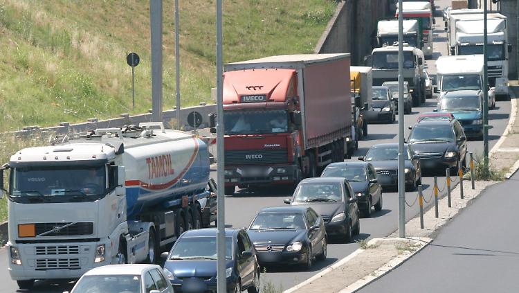 Nella morsa del traffico: nel 2025 in coda 31 ore