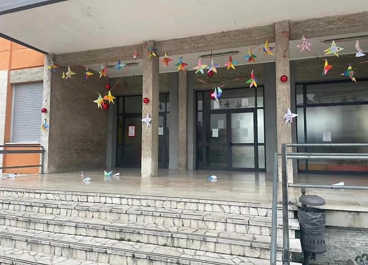 Vandalizzate le decorazioni dei piccoli: l&rsquo;assessore chiama il paese alla responsabilit&agrave;