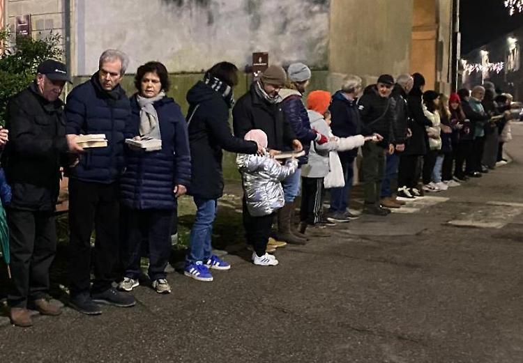 Catena umana: i libri &lsquo;di mano in mano&rsquo;