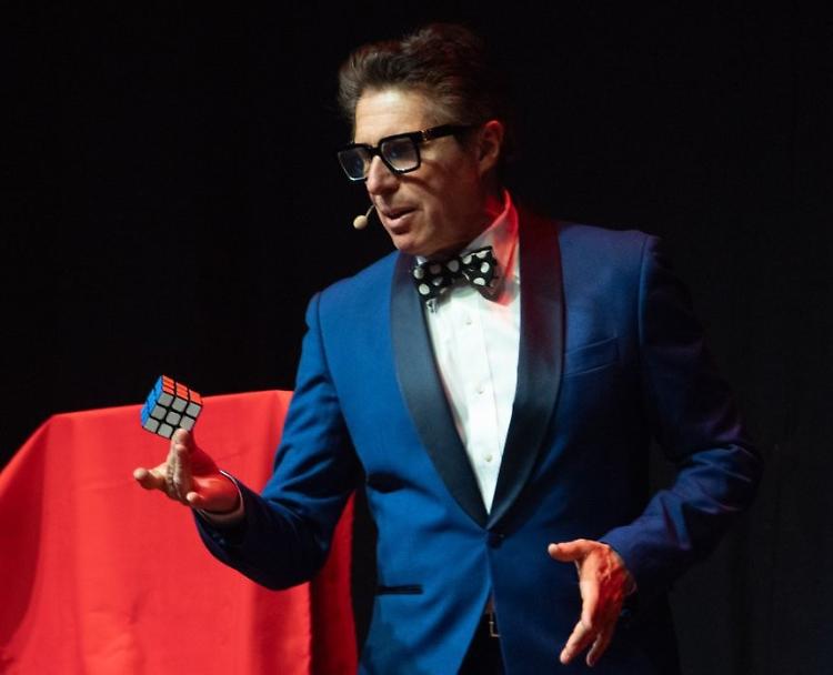 Al Ponchielli magia, stupore e risate per salutare il 2025