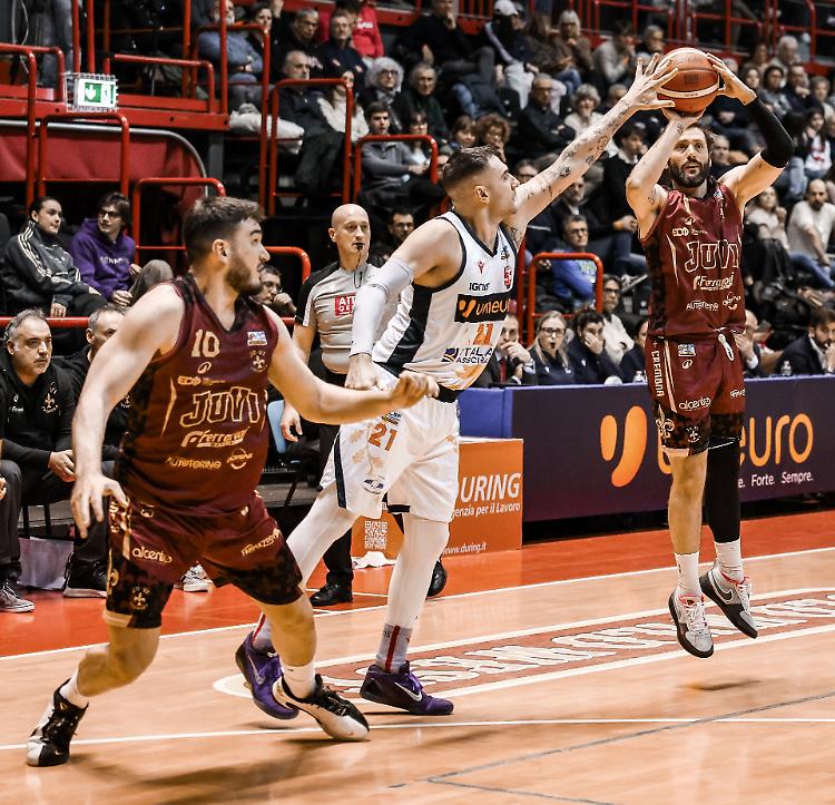 Garrett show e la Juvi fa spesa all'Unieuro