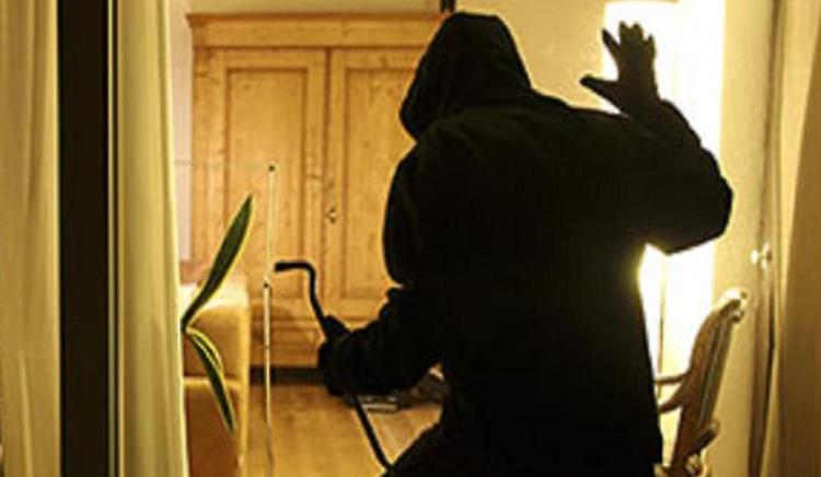 Faccia a faccia coi ladri e il quartiere ha paura