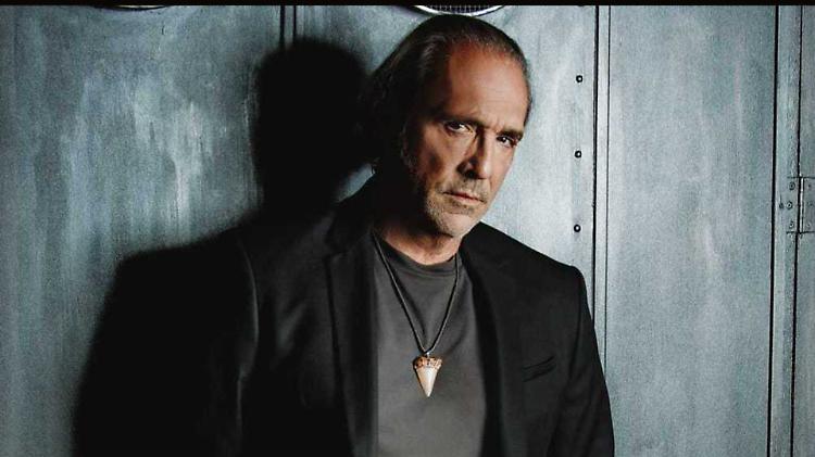 Luca Ward al Sociale: una voce iconica racconta il gioco delle identit&agrave;